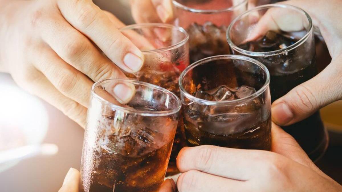 Los refrescos presentan un alto contenido en azúcar y calorías vacías.