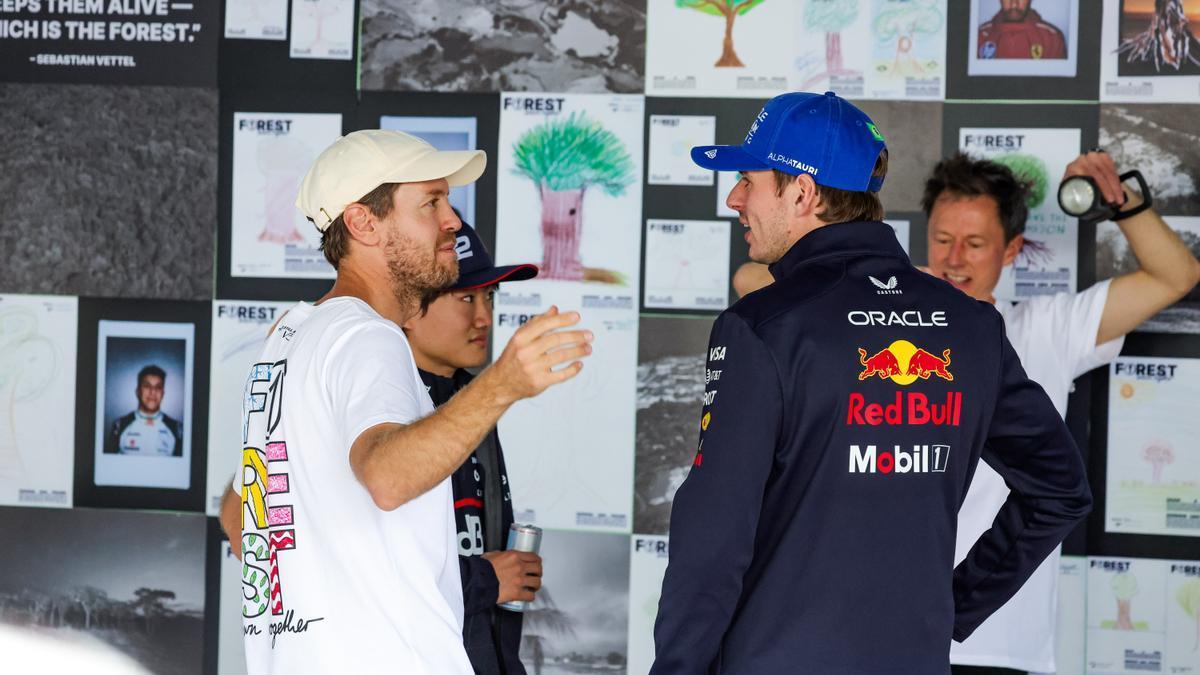 Sebastian Vettel charla con Max Verstappen en el marco del Gran Premio de Brasil de 2025, cuando el alemán realizó una campaña en defensa de los bosques.