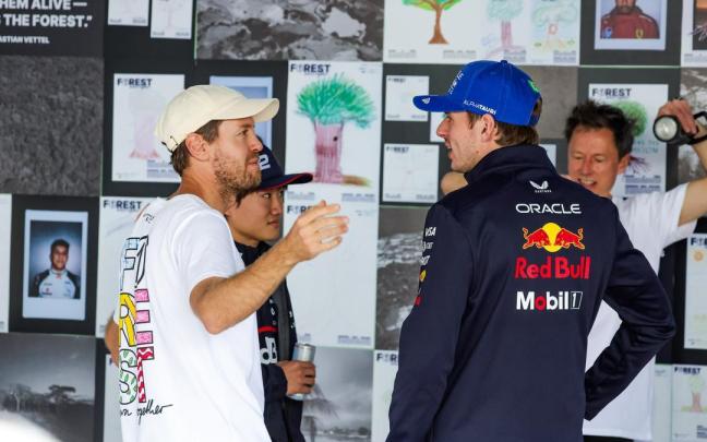 Sebastian Vettel charla con Max Verstappen en el marco del Gran Premio de Brasil de 2025, cuando el alemán realizó una campaña en defensa de los bosques.