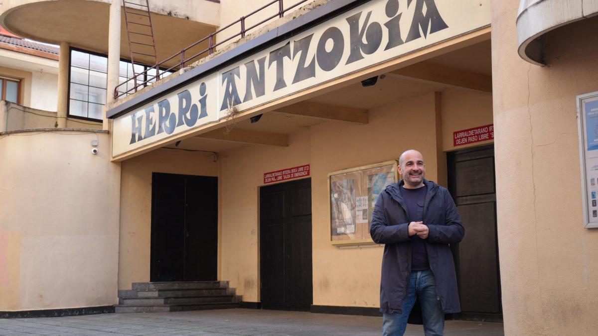 El alcalde de Ordizia, Adur Ezenarro, en las inmediaciones del Herri Antzokia.