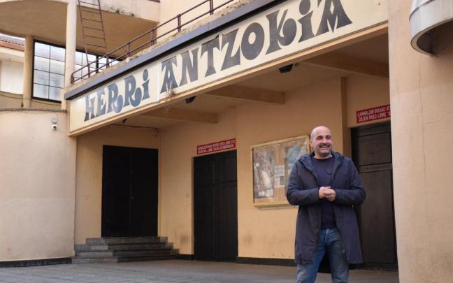 El alcalde de Ordizia, Adur Ezenarro, en las inmediaciones del Herri Antzokia.