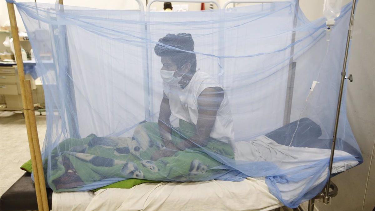 Una persona afectada de dengue en un hospital de Lima, Perú.
