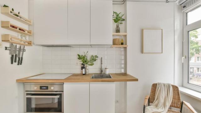 Cocina moderna en tonos madera y blanco.
