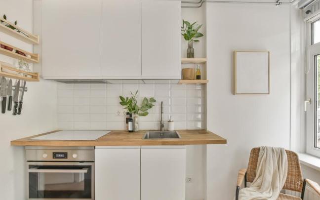 Cocina moderna en tonos madera y blanco.