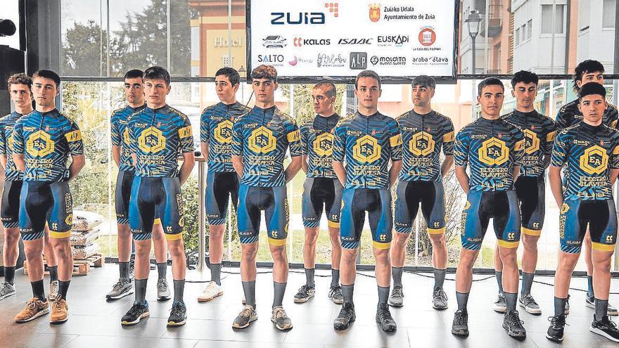 El equipo amateur del Club Ciclista Zuyano echa a rodar