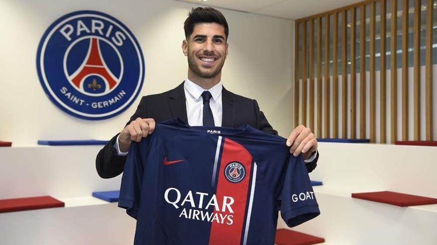 El delantero balear Marco Asensio sosteniendo la camiseta del PSG.