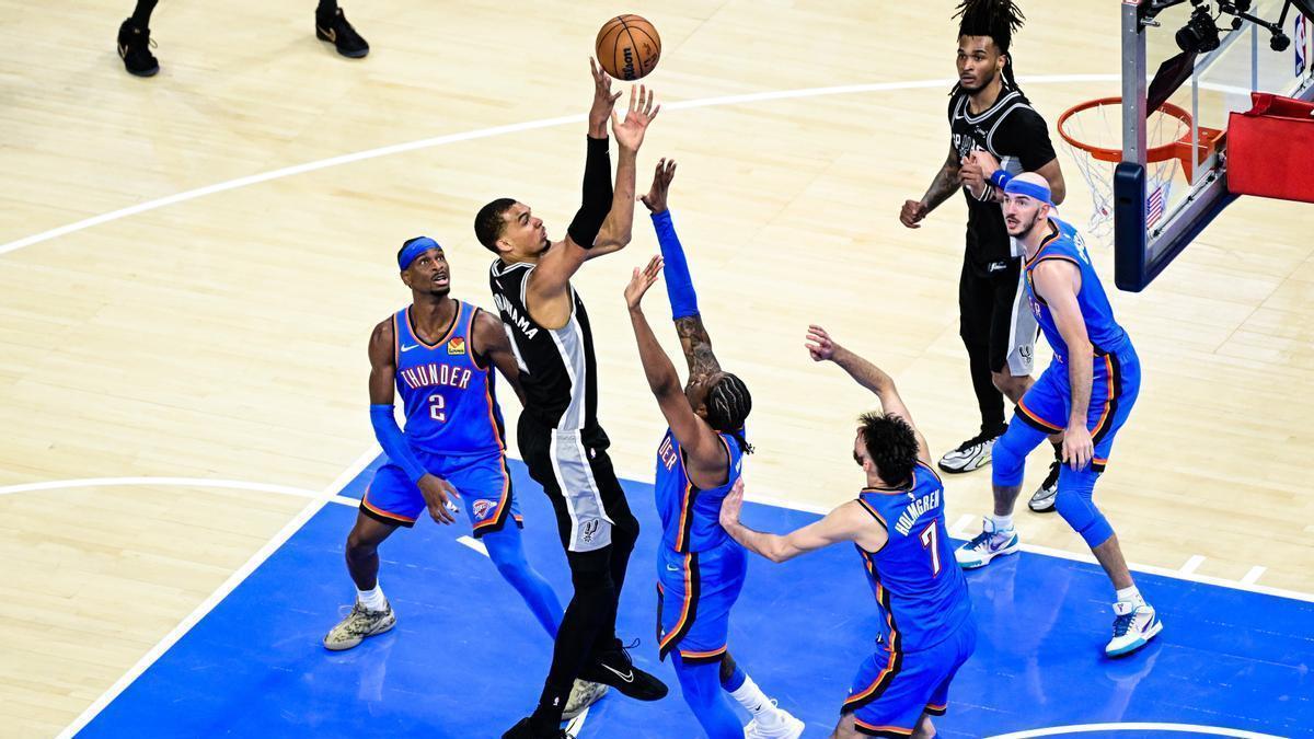 Victor Wembanyama lanza a canasta ante la oposición de la defensa de los Oklahoma City Thunder.