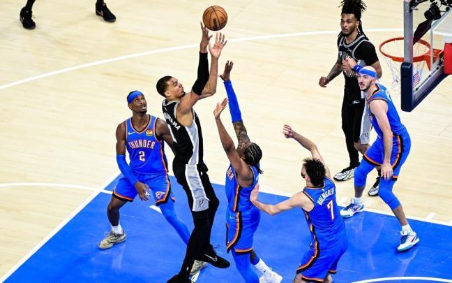 Victor Wembanyama lanza a canasta ante la oposición de la defensa de los Oklahoma City Thunder.