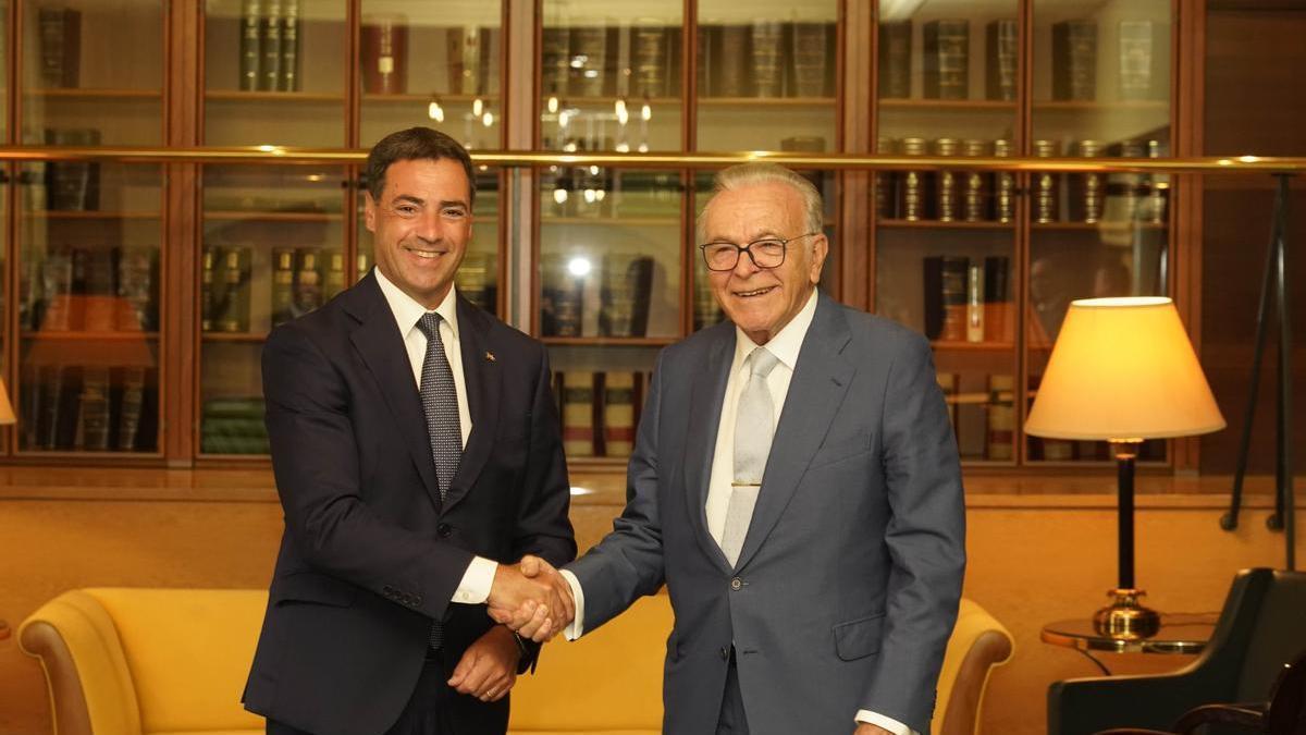 El lehendakari, Imanol Pradales, y el presidente de la Fundación ”la Caixa”, Isidro Fainé, sellaron el acuerdo que refuerza la colaboración en materia social.
