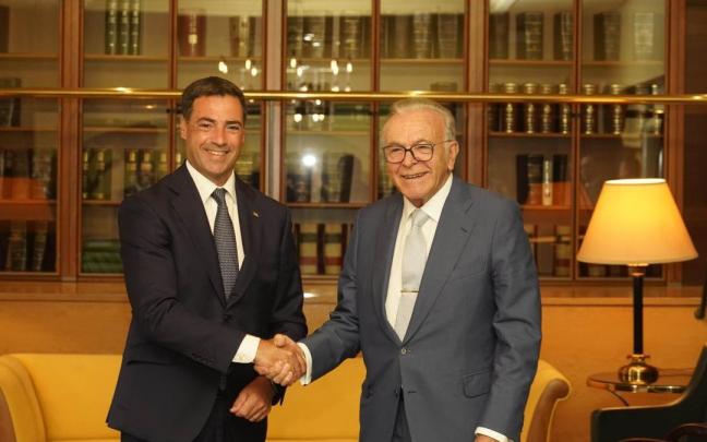 El lehendakari, Imanol Pradales, y el presidente de la Fundación ”la Caixa”, Isidro Fainé, sellaron el acuerdo que refuerza la colaboración en materia social.