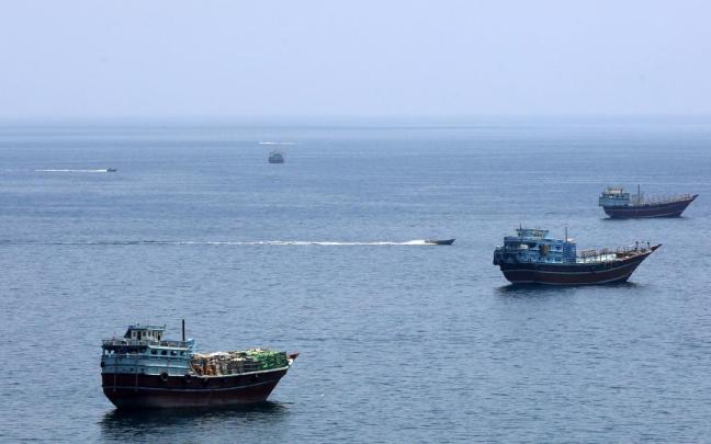 Embarcaciones en el estrecho de Ormuz.
