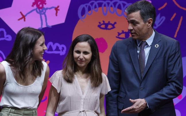 El presidente del Gobierno español, Pedro Sánchez, junto a las ministras de Igualdad, Irene Montero y Ione Belarra