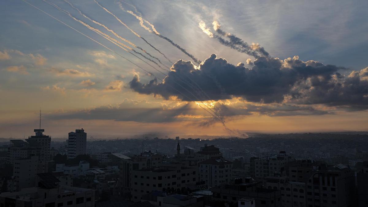 Vista de varios cohetes lanzados desde la Franja de Gaza hacia Israel este sábado