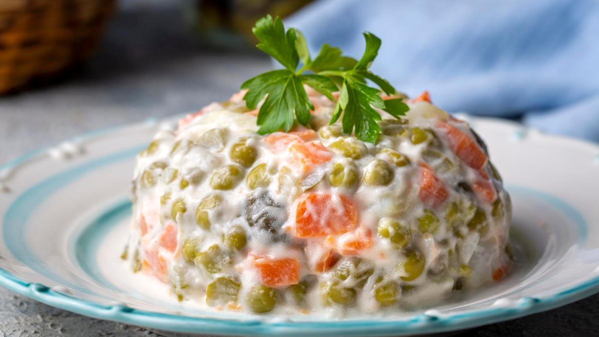 Una ensaladilla rusa con guisantes.