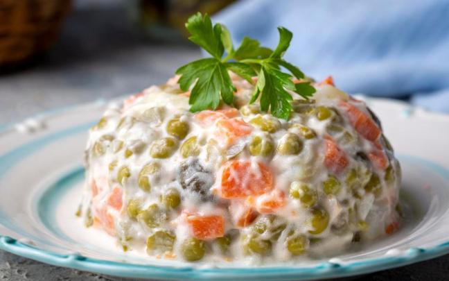 Una ensaladilla rusa con guisantes.