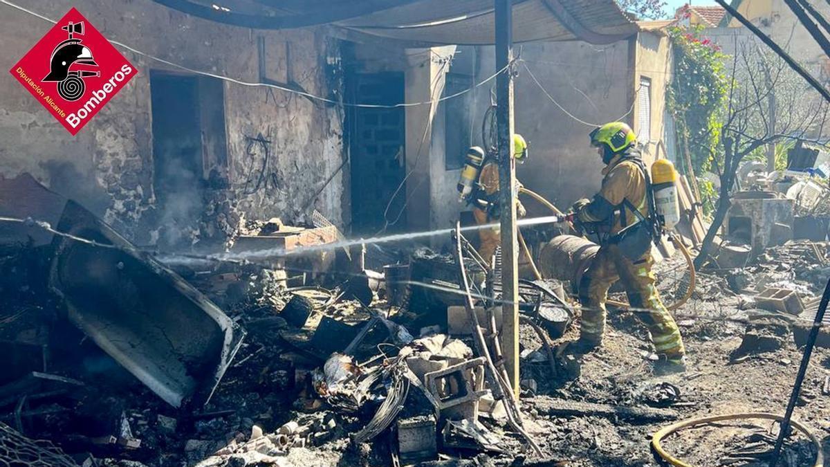 Los bomberos tratan de sofocar las llamas en la casa de Benejúzar.