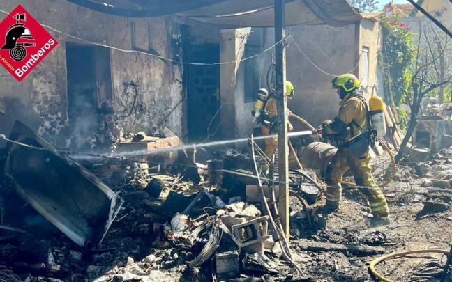 Los bomberos tratan de sofocar las llamas en la casa de Benejúzar.