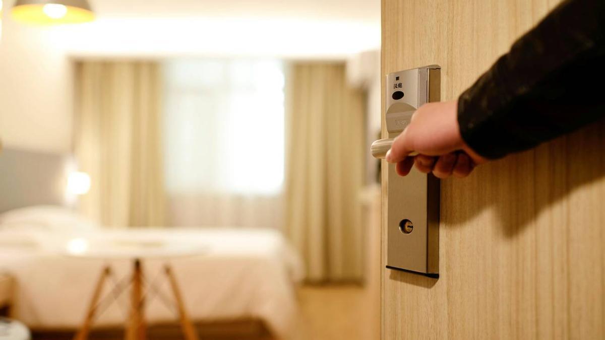 Un huésped accede a la habitación de un hotel.