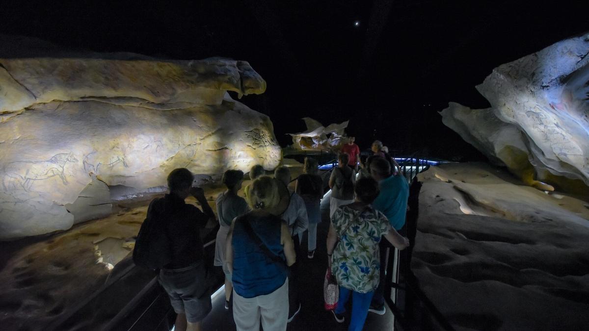Recorrido guiado por el interior de la espectacular réplica de la cueva de Ekain en Ekainberri