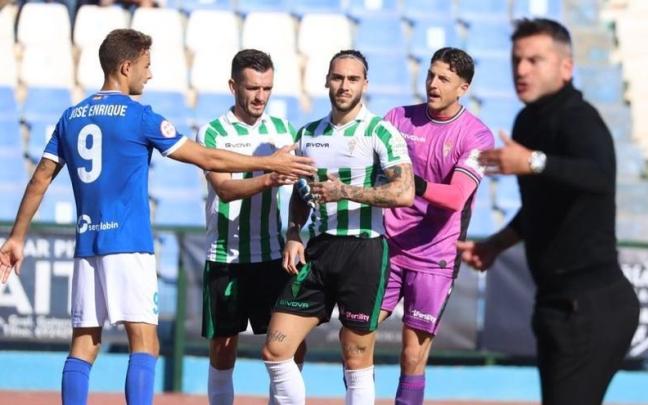 El defensa del Córdoba Dragisa Gudelj tras sufrir el desvanecimiento.