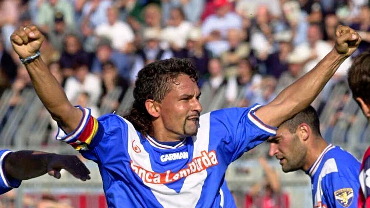 Roberto Baggio celebra un gol con la camiseta del Brescia.