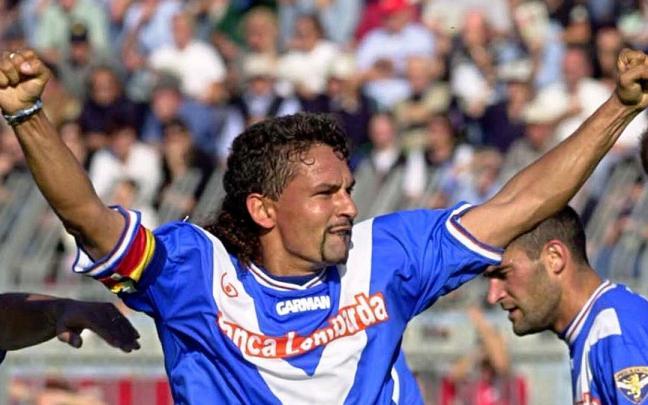 Roberto Baggio celebra un gol con la camiseta del Brescia.