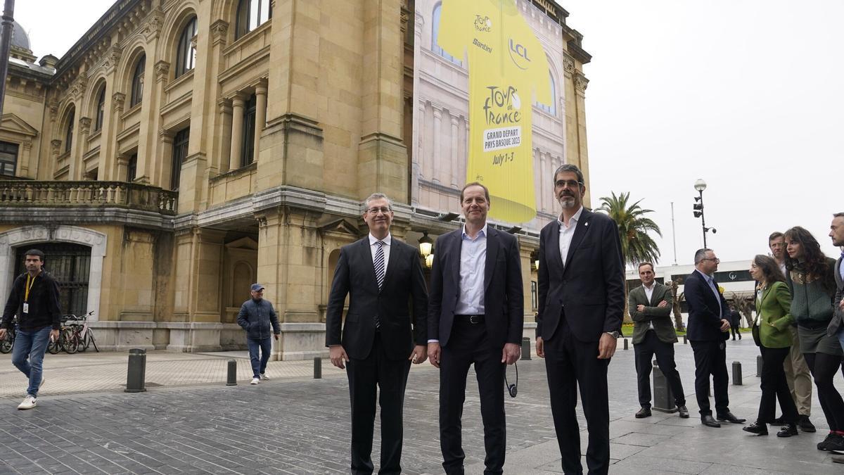 El diputado general de Gipuzkoa, Markel Olano, el director general del Tour de Francia, Christian Prudhomme, y el alcalde de Donostia Eneko Goia.