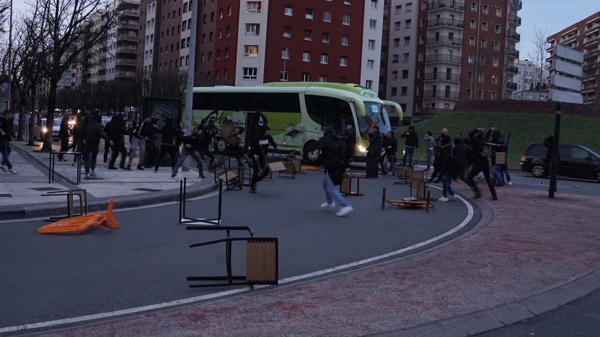 Momento de la pelea entre ultras de la Real y la Roma a las puertas de Anoeta