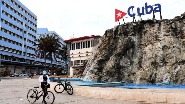 Una mujer pasea por La Havana.