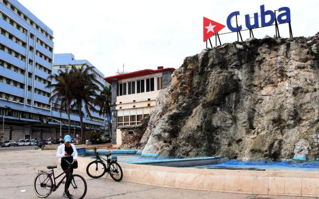 Una mujer pasea por La Havana.