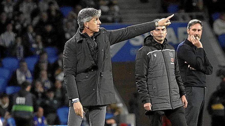 Imanol Alguacil da instrucciones a sus jugadores ante la mirada atenta de Vicente Moreno. | FOTO: RUBEN PLAZA