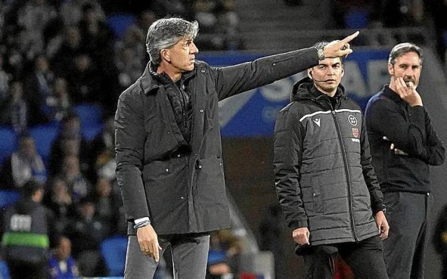 Imanol Alguacil da instrucciones a sus jugadores ante la mirada atenta de Vicente Moreno. | FOTO: RUBEN PLAZA