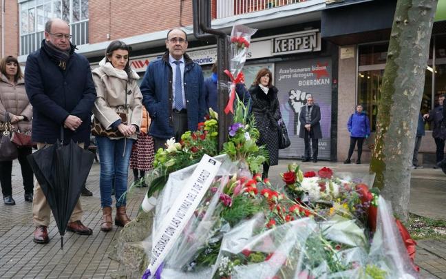 La consejera de Igualdad, Justicia y Políticas Sociales del Gobierno Vasco, Nerea Melgosa, en el monolito que recuerda la matanza del marzo en Gasteiz.