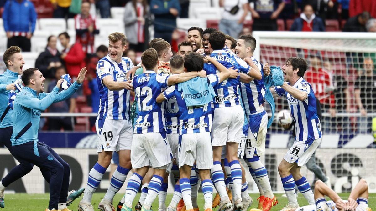 Los jugadores de la Real celebran la clasificación para la Champions League sobre el césped del Metropolitano. / RODRIGO JIMENEZ