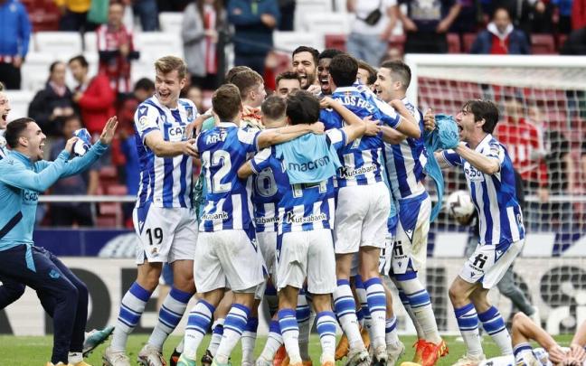 Los jugadores de la Real celebran la clasificación para la Champions League sobre el césped del Metropolitano. / RODRIGO JIMENEZ