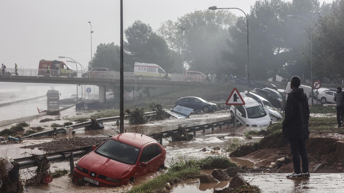 Varios vehículos se acumularon en las carreteras de la provincia de Valencia debido a la dana.