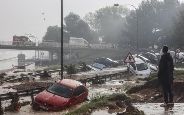 Varios vehículos se acumularon en las carreteras de la provincia de Valencia debido a la dana.