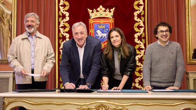 Koldo Martínez, Joseba Asiron, Marina Curiel y Txema Mauleón firman el acuerdo presupuestario. Foto: Ayuntamiento de Pamplona
