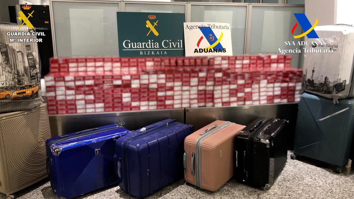 Incautadas 6.000 cajetillas de tabaco de contrabando en ocho maletas en el aeropuerto de Bilbao