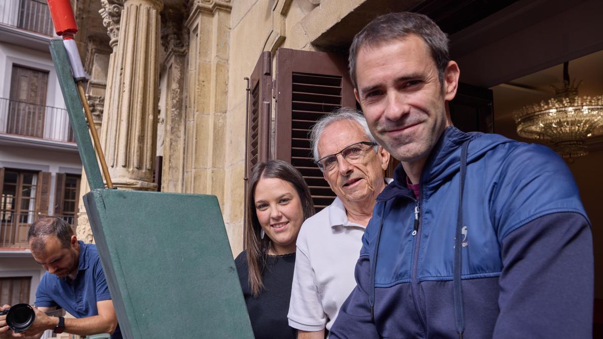 Aritz Ibáñez, Itxaso Martínez de la Pera y Ángel Arana, en el balcón del Ayuntamiento. Foto: Ayuntamiento de Pamplona