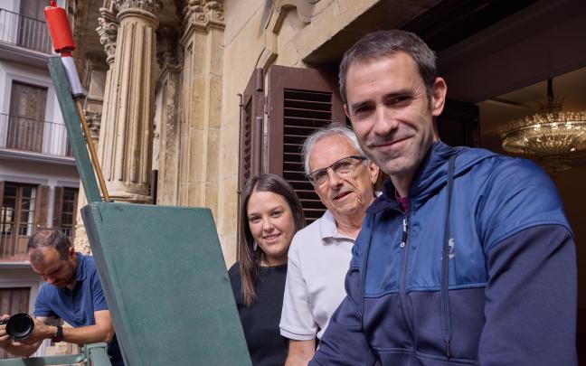 Aritz Ibáñez, Itxaso Martínez de la Pera y Ángel Arana, en el balcón del Ayuntamiento. Foto: Ayuntamiento de Pamplona