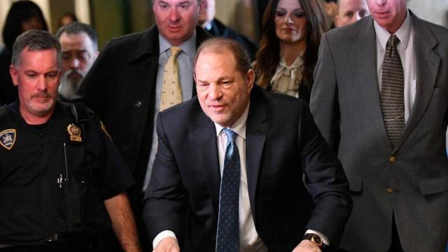 En el centro, el exproductor de cine Harvey Weinstein