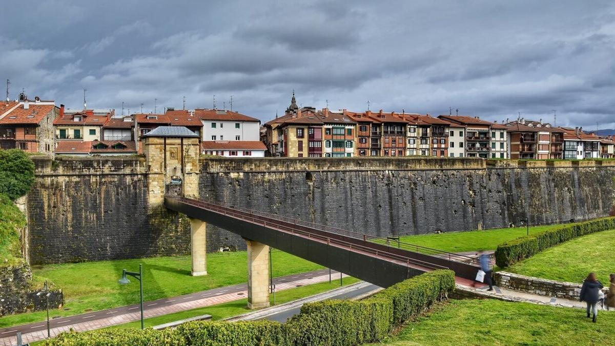 Puente de San Nicolás, murallas y Casco Viejo de Hondarribia.