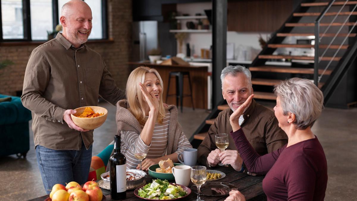 Personas mayores tomando alimentos saludables.