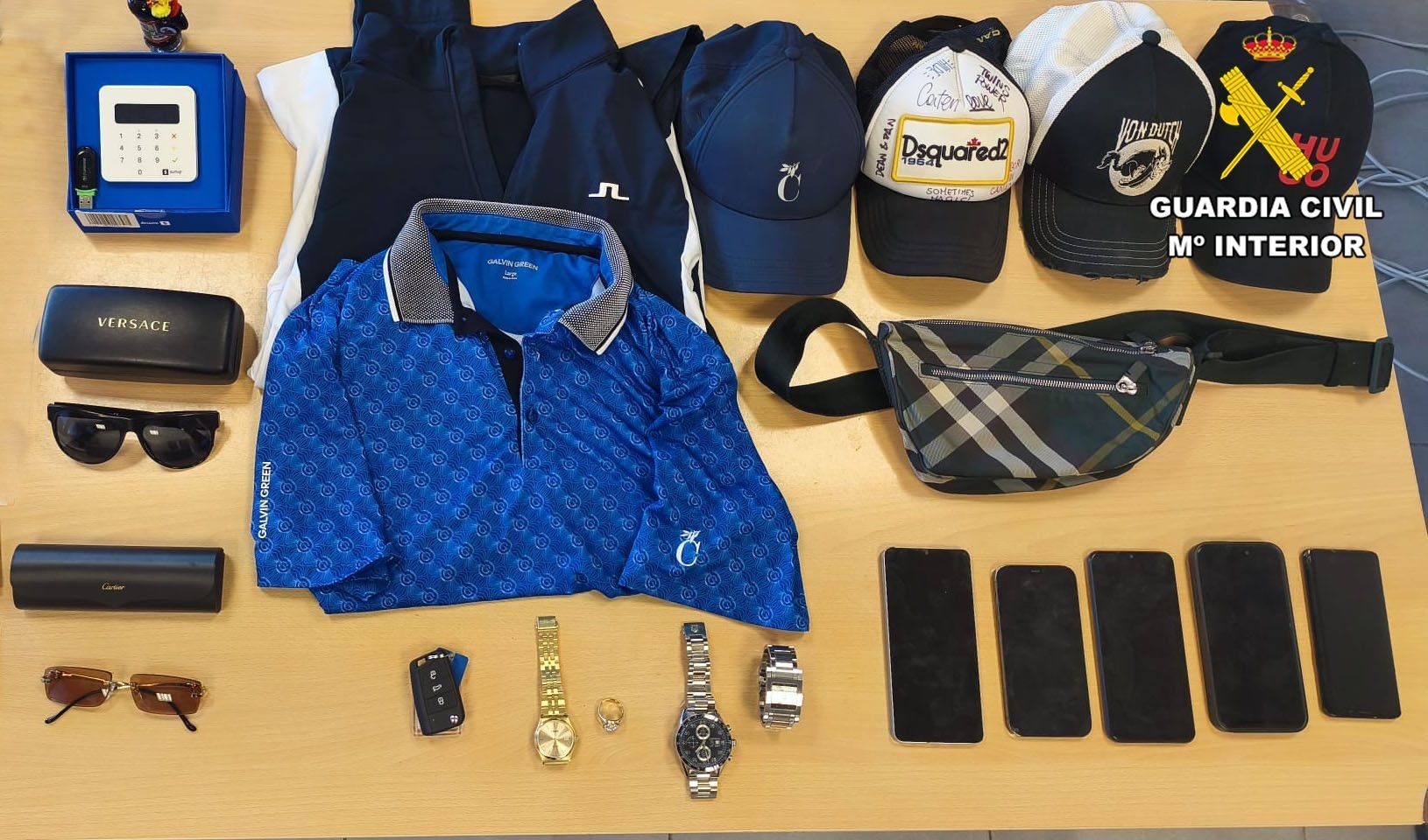 Objetos sustraídos por el grupo criminal en los campos de golf.
