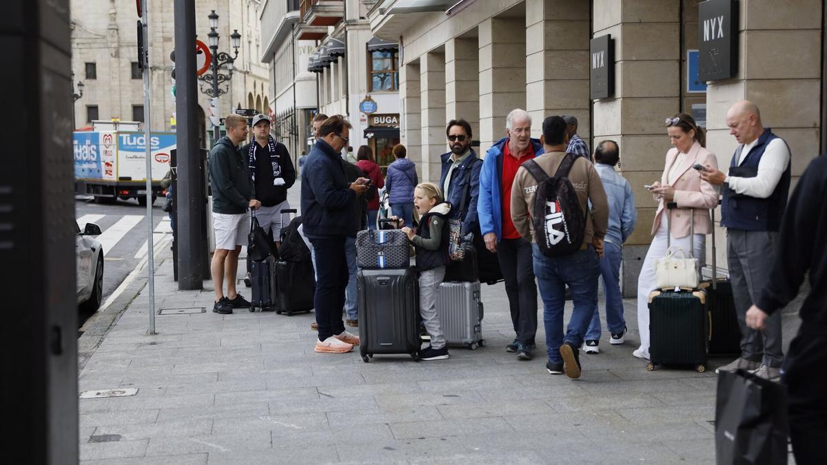 Los aficionados ingleses abandonan Bilbao tras la final disputada en San Mamés.