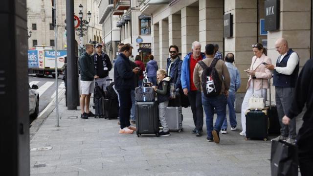 Los aficionados ingleses abandonan Bilbao tras la final disputada en San Mamés. / Markel Fernández Los aficionados ingleses abandonan Bilbao tras la final disputada en San Mamés.