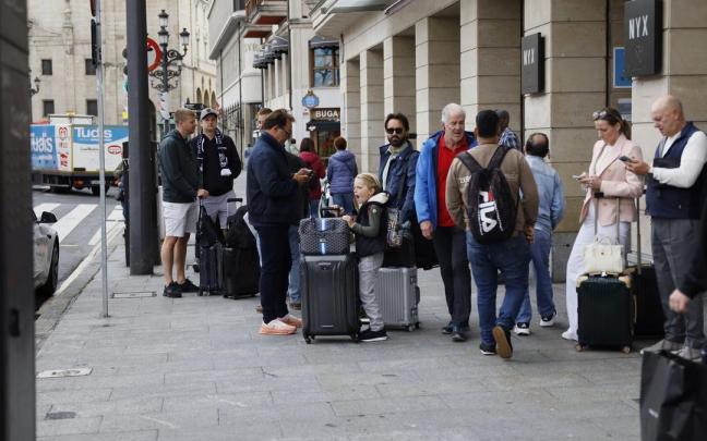 Los aficionados ingleses abandonan Bilbao tras la final disputada en San Mamés.