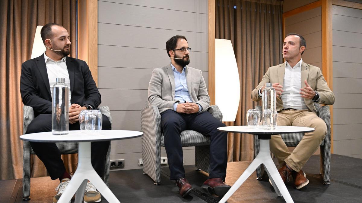 Marco González (Ikerlan), Alberto Monge (Data Solutions) y Jon Kepa Gerrikagoitia (BRTA), en la primera de las dos mesas del Foro 'Explorando el impacto de la IA'.