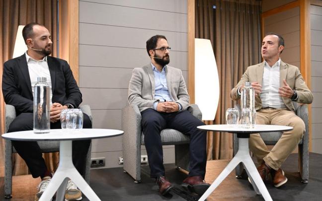 Marco González (Ikerlan), Alberto Monge (Data Solutions) y Jon Kepa Gerrikagoitia (BRTA), en la primera de las dos mesas del Foro 'Explorando el impacto de la IA'.